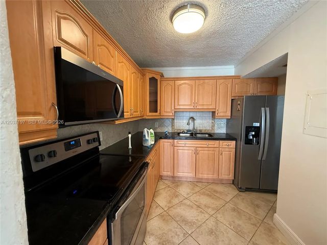 3 of 8 - 2025 Ne 164th Street #507, North Miami Beach, FL