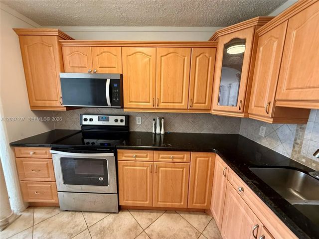 4 of 8 - 2025 Ne 164th Street #507, North Miami Beach, FL