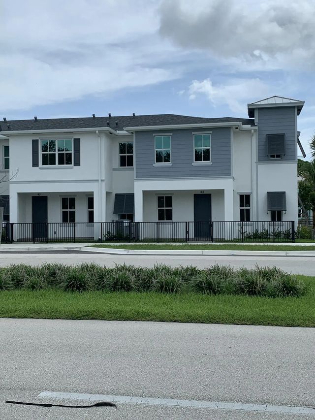747 Se Central Parkway #42, Stuart