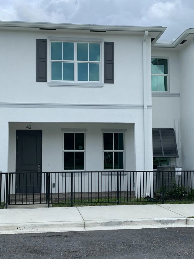 3 of 14 - 747 Se Central Parkway #42, Stuart, FL