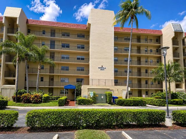 3524 Via Poinciana #apt 104, Lake Worth