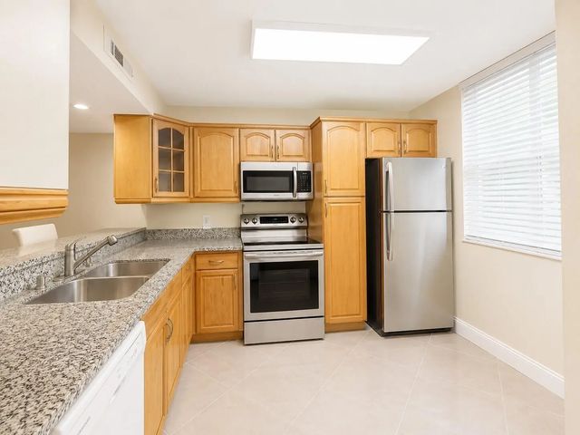 2 of 17 - 3516 Whitehall Drive #105, West Palm Beach, FL