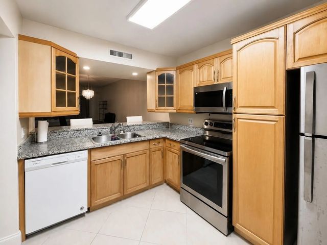 3 of 17 - 3516 Whitehall Drive #105, West Palm Beach, FL