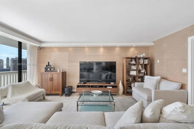 5 of 63 - 1000 W Island Boulevard #2307, Aventura, FL