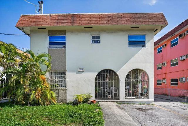 3 of 49 - 450 Sw 9th Street, Miami, FL