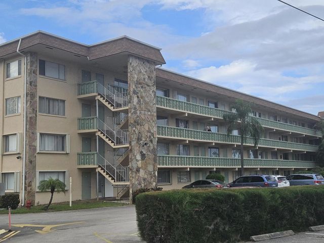 300 Village Green Circle S #302, Palm Springs