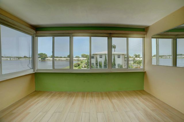 2 of 30 - 1118 Lake Terrace #204, Boynton Beach, FL
