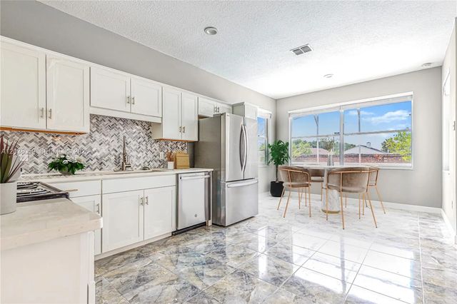 4 of 22 - 2252 Wyndam Way, Kissimmee, FL