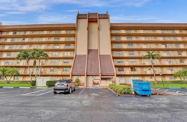 3 of 24 - 3001 W Rolling Hills #608, Davie, FL