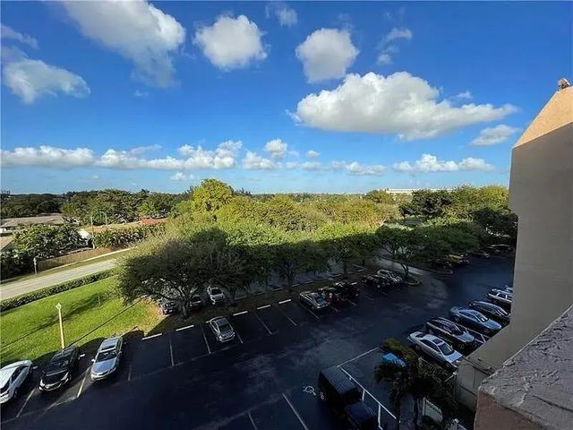 5 of 24 - 3001 W Rolling Hills #608, Davie, FL