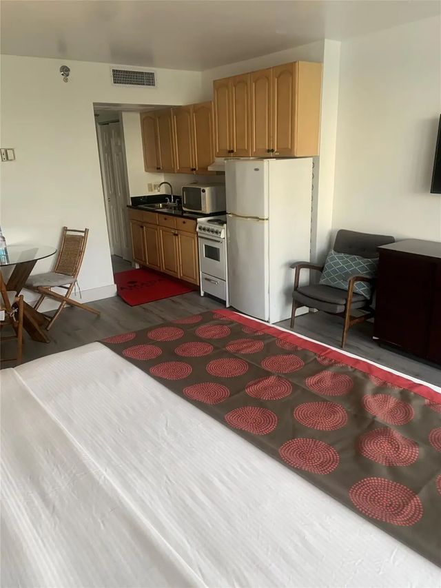 5 of 11 - 19201 Collins Avenue #231, Sunny Isles Beach, FL