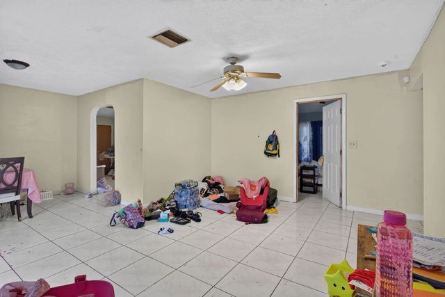 4 of 29 - 4390 Nw 35th Avenue, Lauderdale Lakes, FL