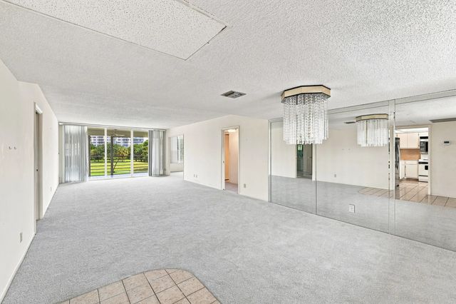 4 of 51 - 555 Oaks Lane #303, Pompano Beach, FL