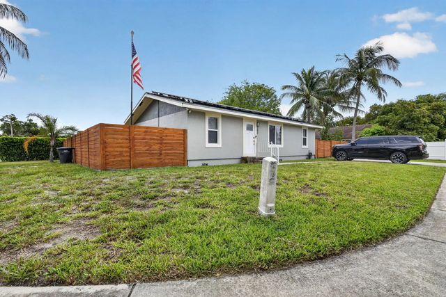 2 of 44 - 202 Elaine Circle W, West Palm Beach, FL