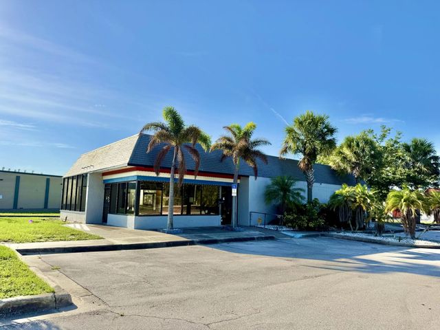 2 of 22 - 1520 Lakeview Drive, Sebring, FL