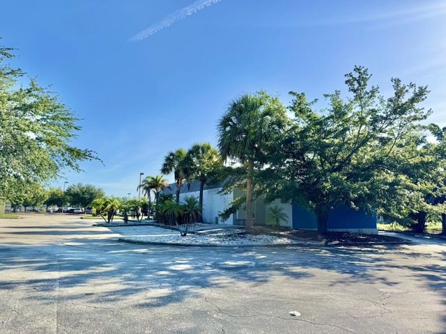 3 of 22 - 1520 Lakeview Drive, Sebring, FL