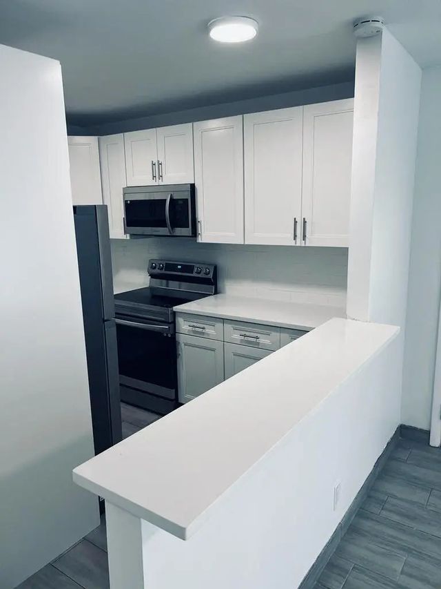 4 of 29 - 930 N 14th Court, Hollywood, FL