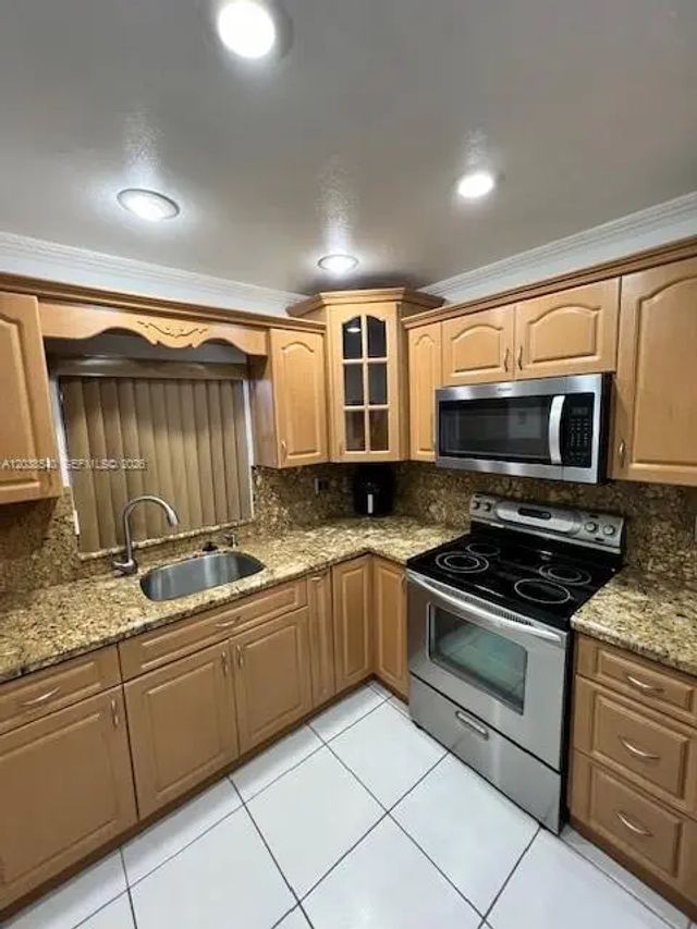 3 of 11 - 2540 W 67th Place #204-28, Hialeah, FL