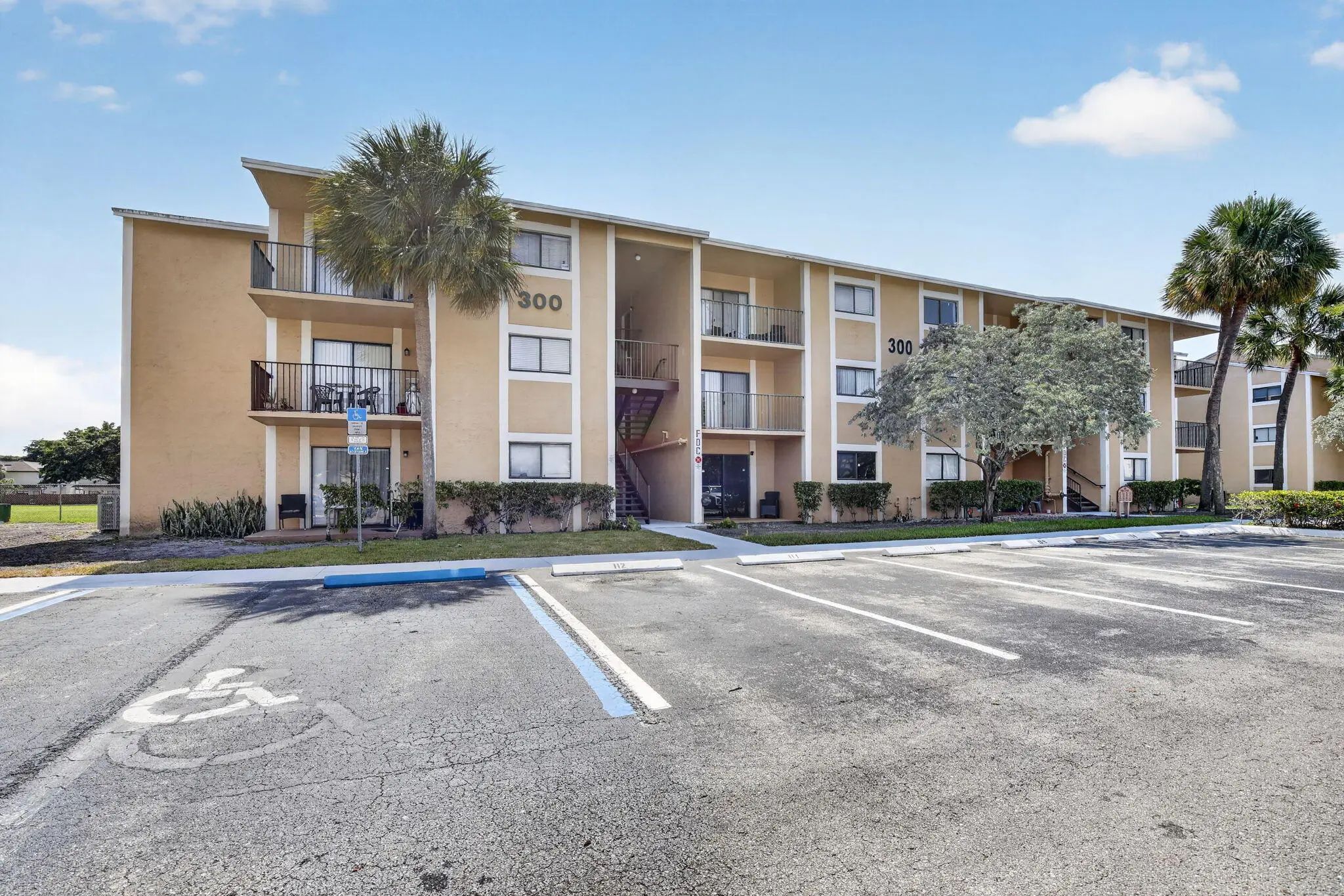 300 Palm Circle W #106, Pembroke Pines