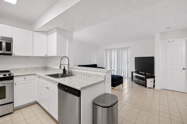 4 of 24 - 300 Palm Circle W #106, Pembroke Pines, FL
