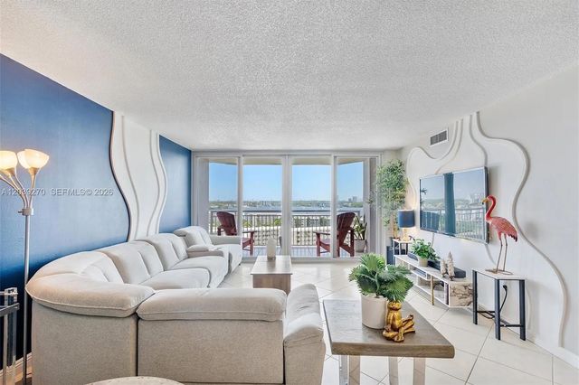 3 of 54 - 18031 Biscayne Boulevard #1401, Aventura, FL