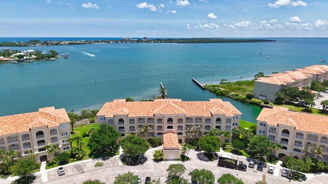 4 E Harbour Isle Drive E #ph04, Fort Pierce