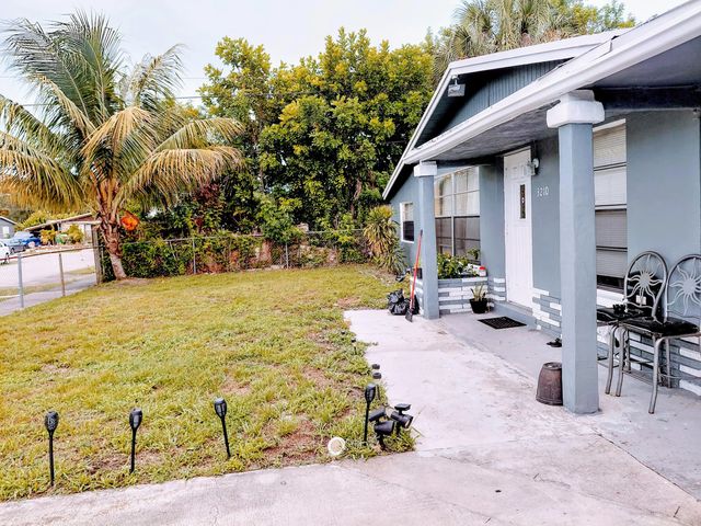 4 of 5 - 3210 Nw 18th Place, Lauderhill, FL