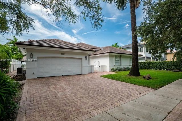 8325 Nw 161st Terrace, Miami Lakes