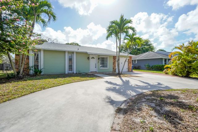 3 of 27 - 120 Swan Parkway W, Royal Palm Beach, FL