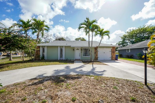 4 of 27 - 120 Swan Parkway W, Royal Palm Beach, FL