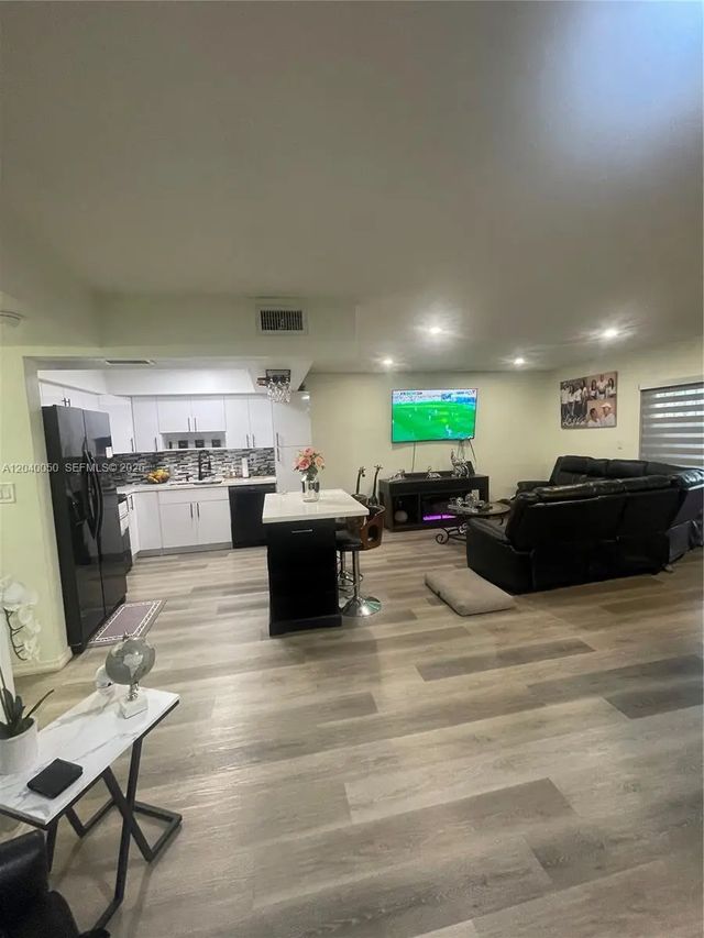 5 of 25 - 6945 W 2nd Way, Hialeah, FL