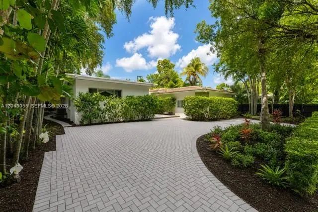 8 Pinta Road, Miami