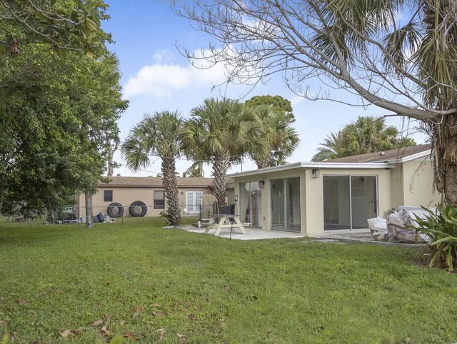 4 of 27 - 371 W 34th Street, Riviera Beach, FL