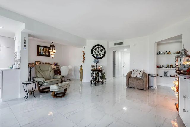 4 of 35 - 3661 Via Poinciana Road #206, Lake Worth, FL