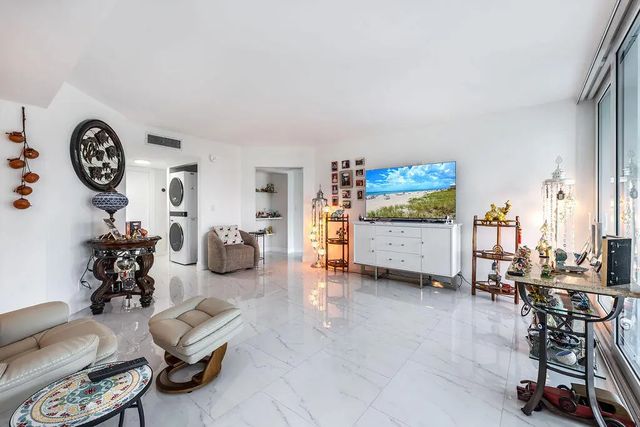 5 of 35 - 3661 Via Poinciana Road #206, Lake Worth, FL