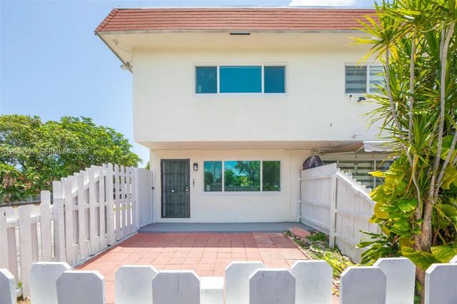 1450 Ne 151st Street #101, Miami