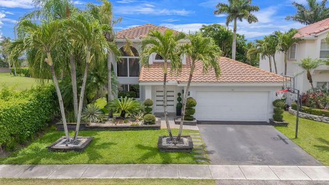 52 Gables Boulevard, Weston