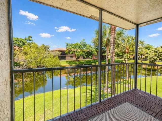 305 Lakeview Drive #204, Weston