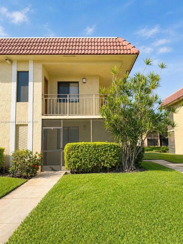 2 of 19 - 305 Lakeview Drive #204, Weston, FL