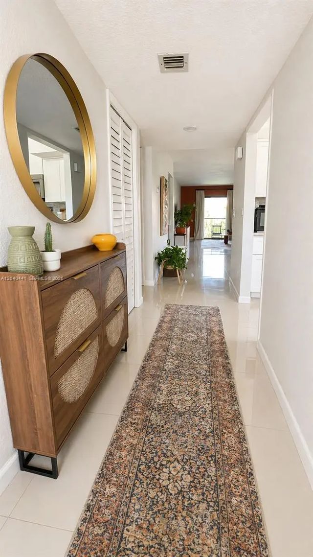 4 of 19 - 305 Lakeview Drive #204, Weston, FL