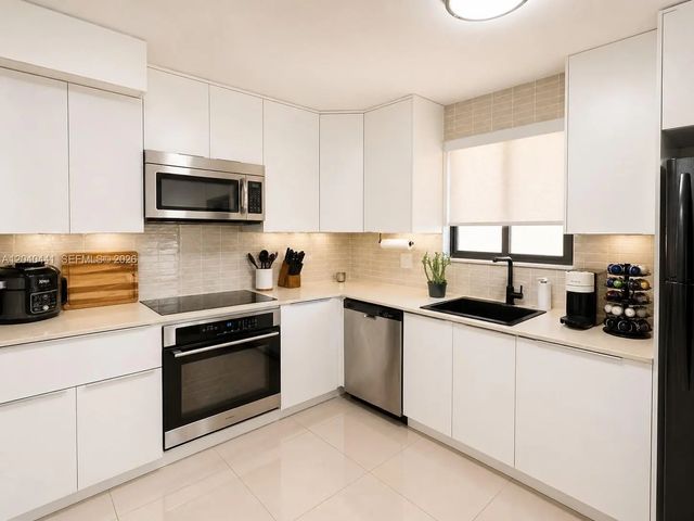 5 of 19 - 305 Lakeview Drive #204, Weston, FL