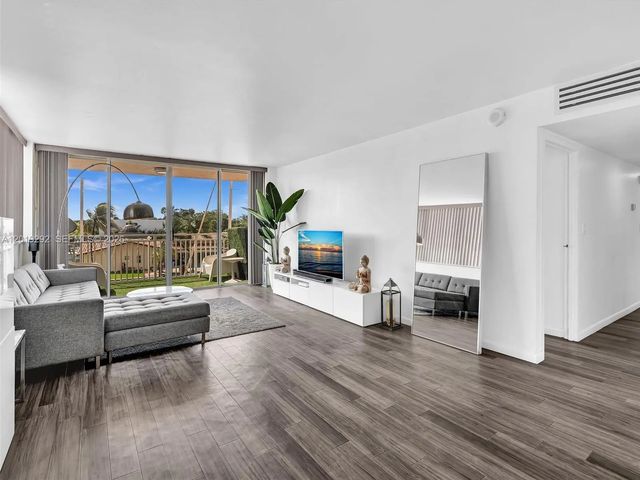4 of 33 - 2450 Ne 135th Street #201, North Miami, FL