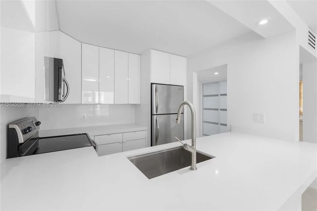 3 of 28 - 345 Ocean Drive #924, Miami Beach, FL