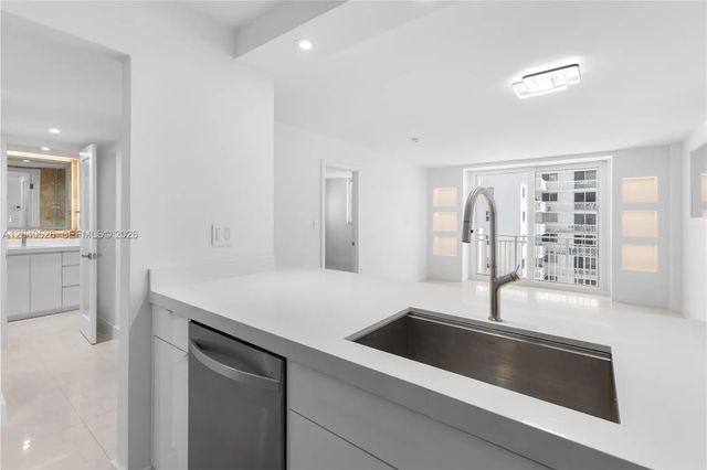 4 of 28 - 345 Ocean Drive #924, Miami Beach, FL