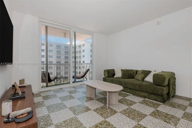 3 of 27 - 401 Ocean Drive #810, Miami Beach, FL