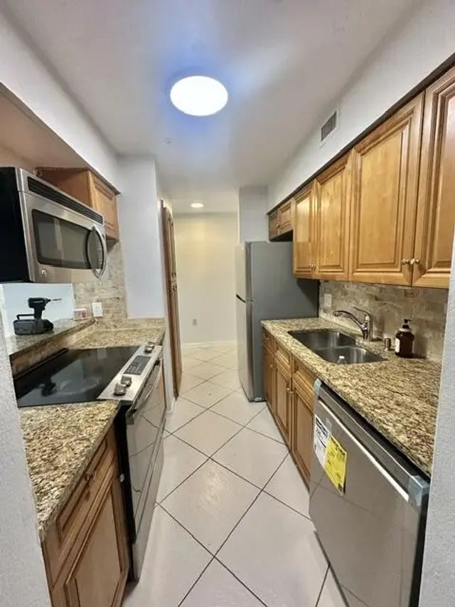 3 of 18 - 2305 N Congress Avenue #11, Boynton Beach, FL