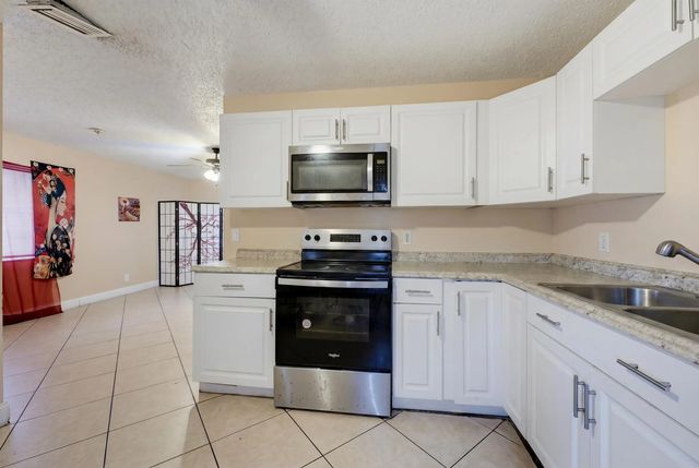 3 of 21 - 1525 W 17th Street, Riviera Beach, FL