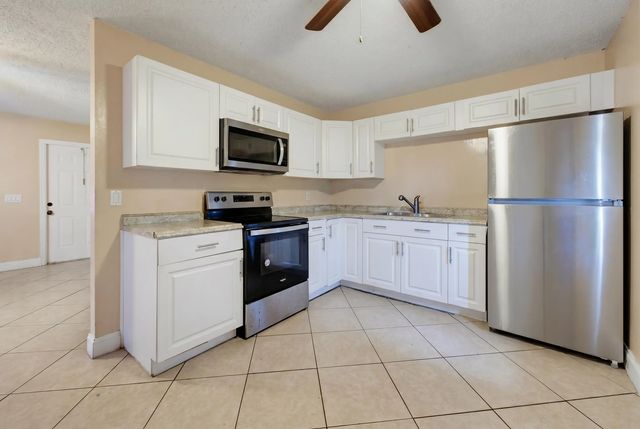 4 of 21 - 1525 W 17th Street, Riviera Beach, FL