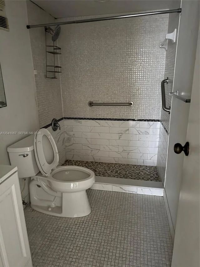 5 of 12 - 1825 W 44th Place #707, Hialeah, FL