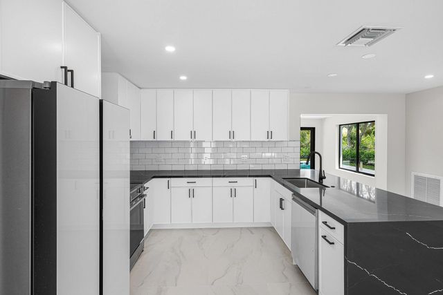 5 of 19 - 707 Sunset Drive, Lake Worth Beach, FL